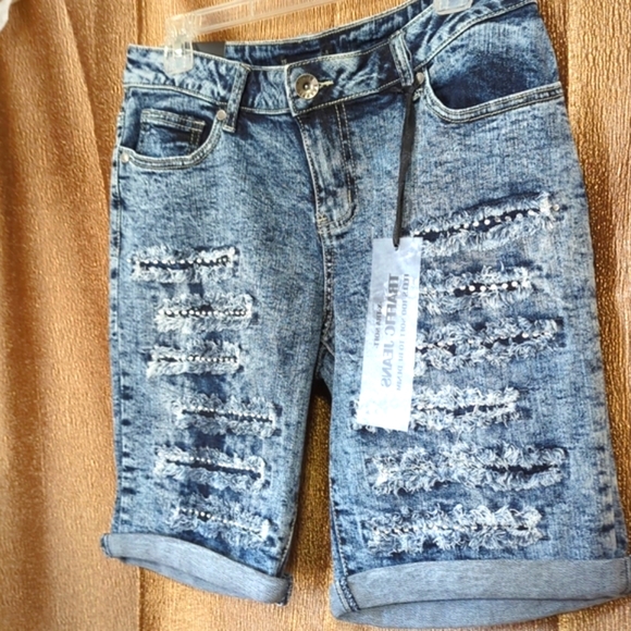 Traffic Jeans Pants - Shorts Distressed Denim W/Rhinestones Women's size 11 Blue Low Rise NWT